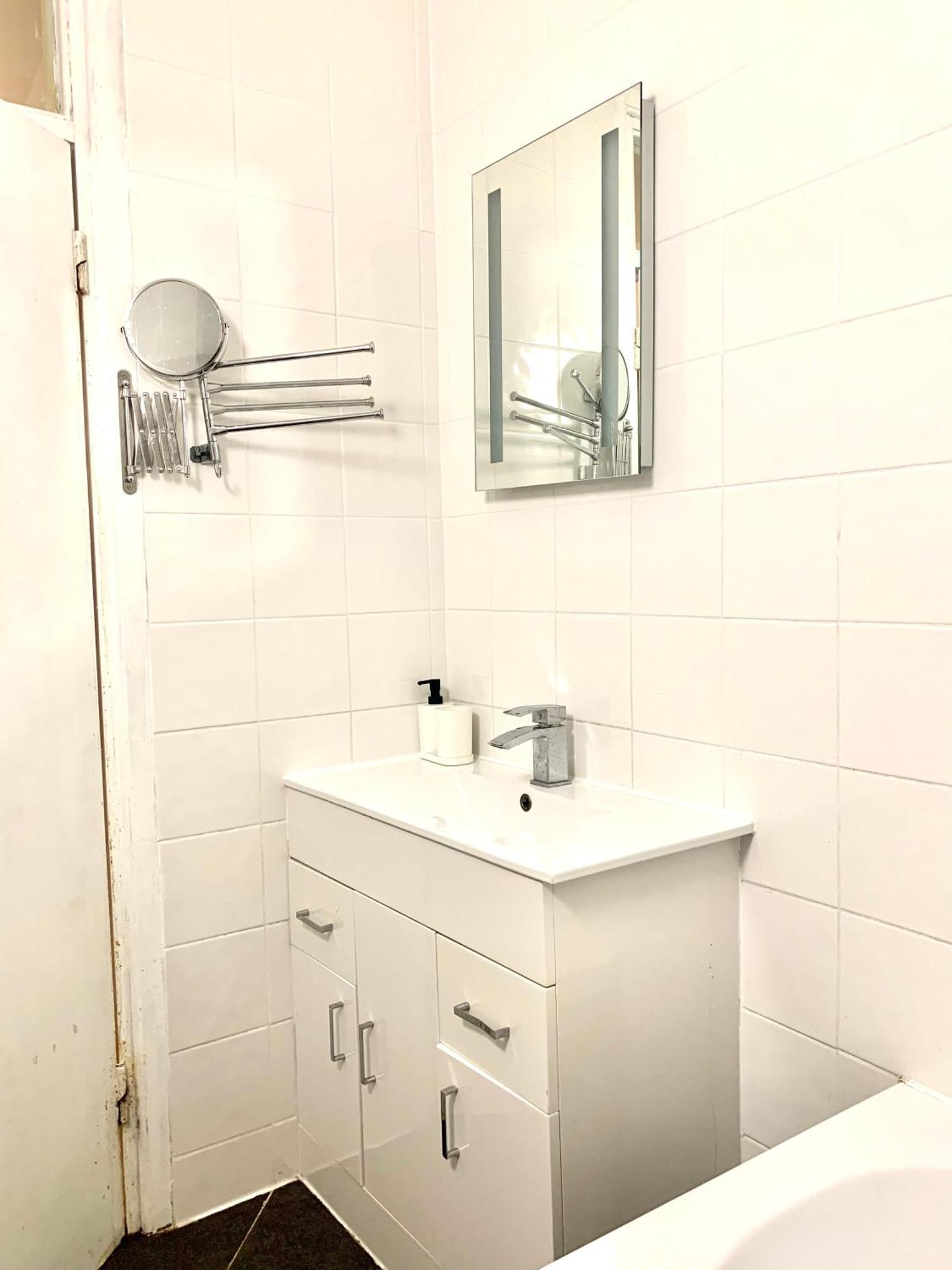 Cosy 2 Bedroom Apartment In Swiss Cottage. London Kültér fotó