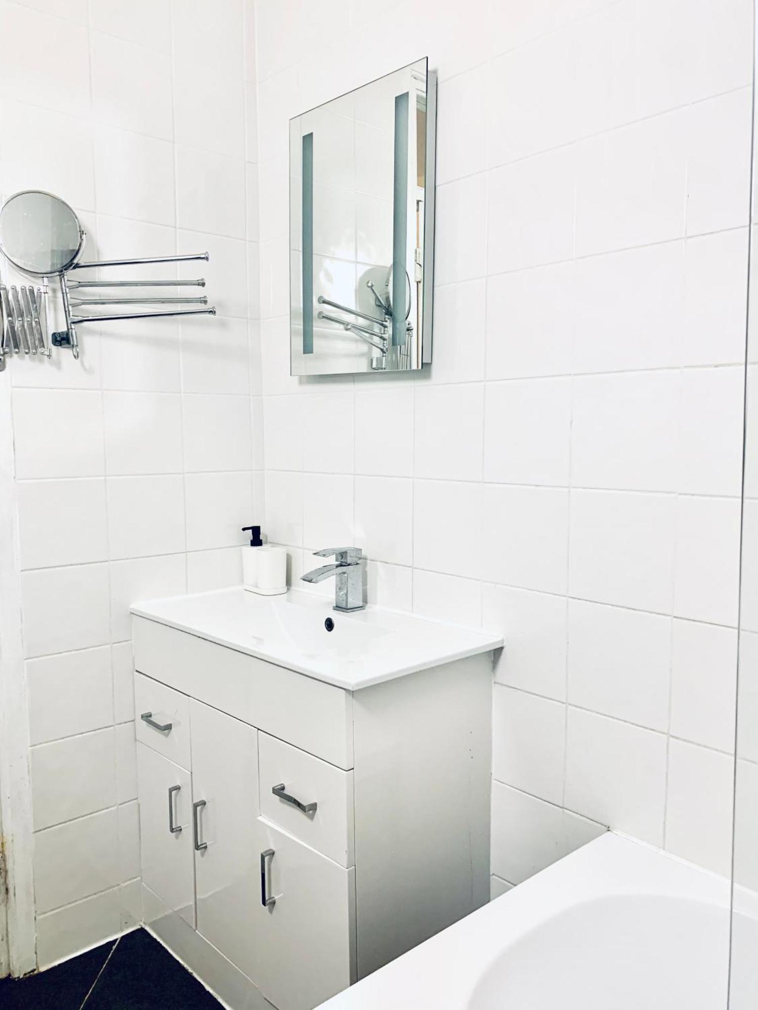 Cosy 2 Bedroom Apartment In Swiss Cottage. London Kültér fotó
