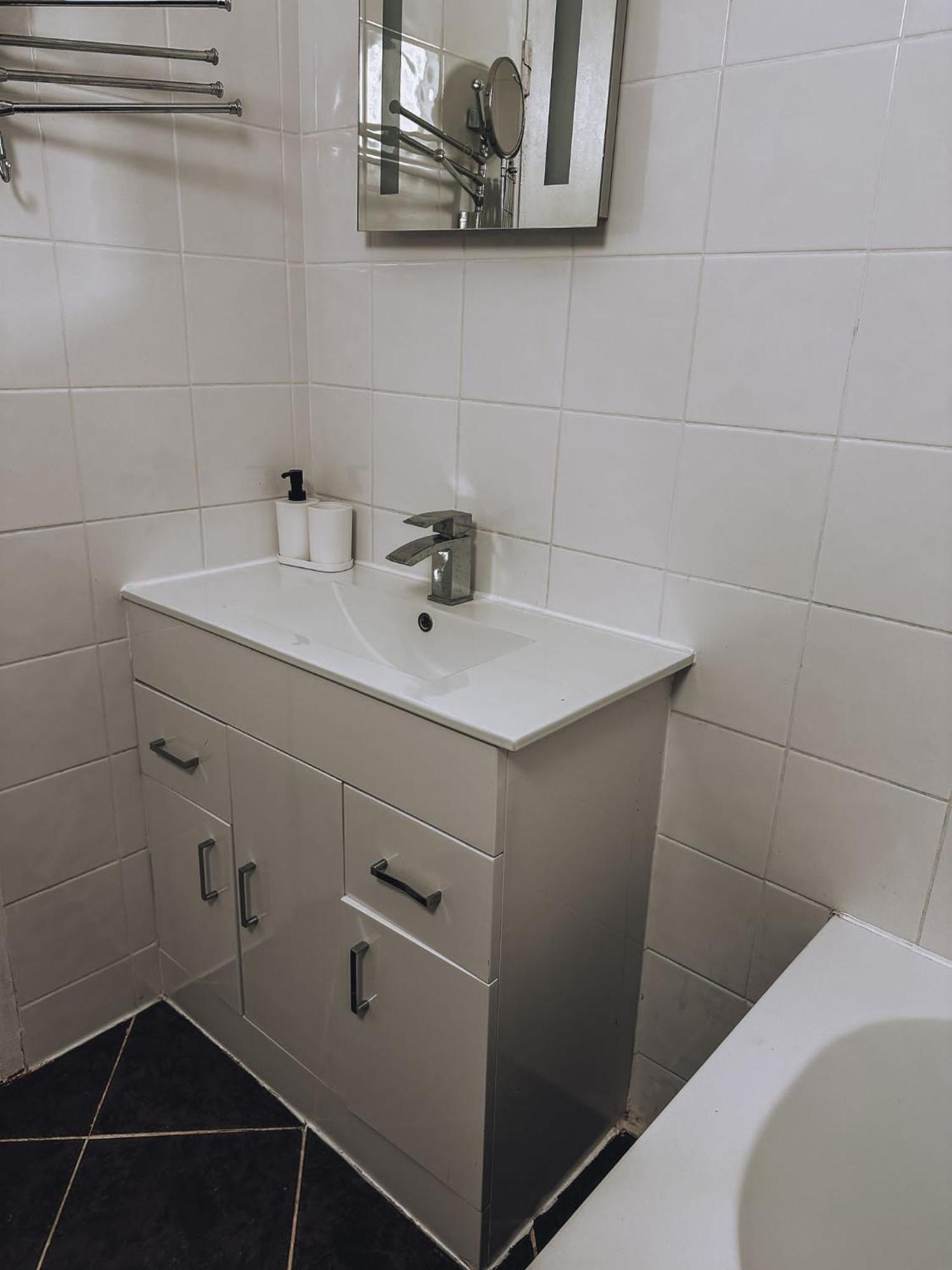 Cosy 2 Bedroom Apartment In Swiss Cottage. London Kültér fotó